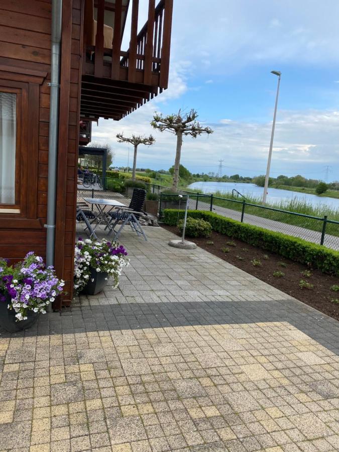 Villa Chalet La Meuse Maaseik Exterior foto